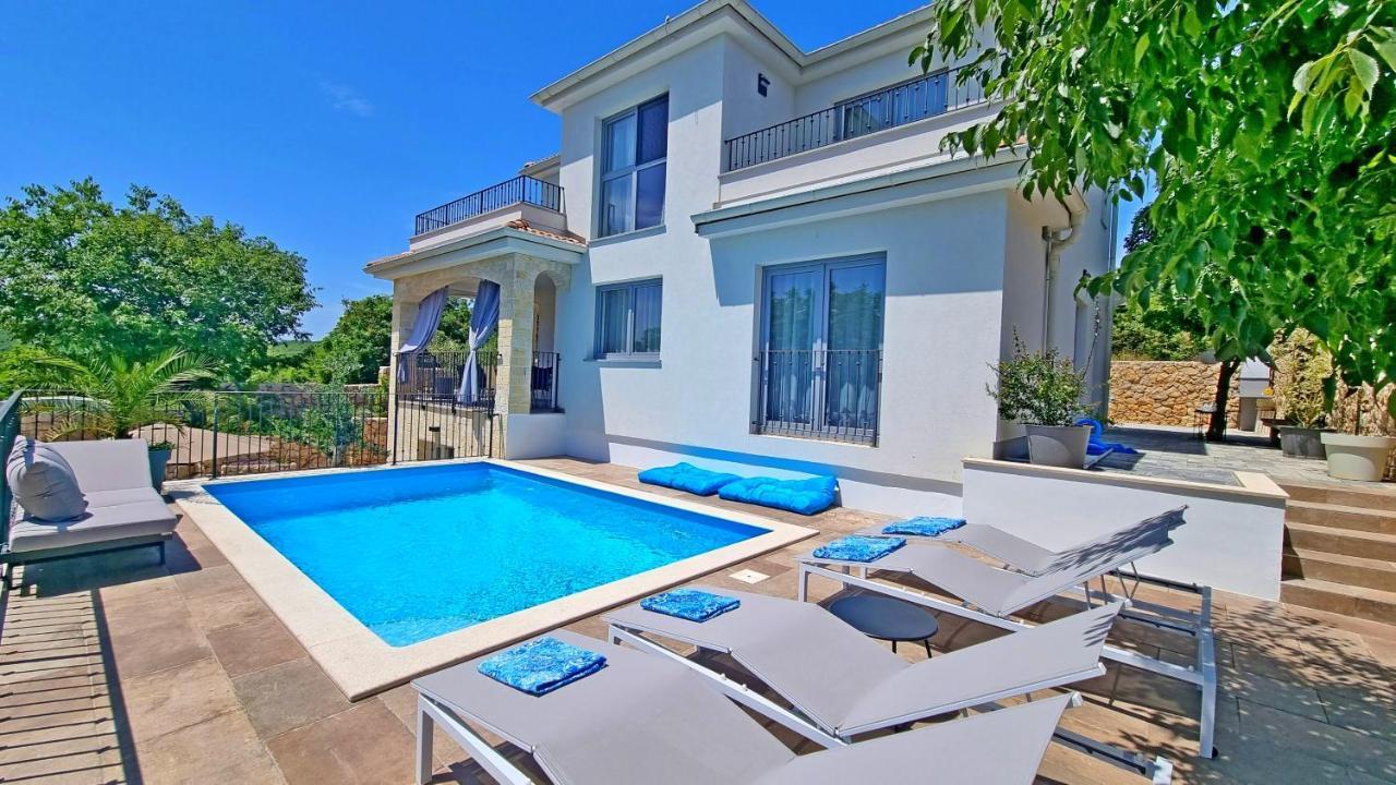 Luxury Viktorija With Private Pool Apartment *